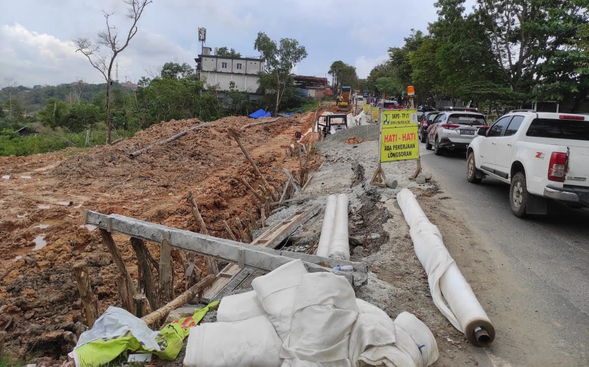 20220920 090449 Tidak Maksimal Aliran Distribusi PTMB Akibat Proyek Pelaksanaan Pada Perbaikan Longsor PROKALTIM