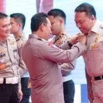 Kapolri Berikan Tanda Kehormatan Bhayangkara Lalu Lintas Polri kepada Dirut Jasa Raharja Rivan A. Purwantono