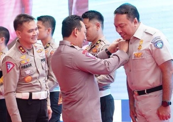 20220925 115551 Kapolri Berikan Tanda Kehormatan Bhayangkara Lalu Lintas Polri kepada Dirut Jasa Raharja Rivan A. Purwantono PROKALTIM