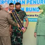 Gubernur Kaltim Kukuhkan Pangdam VI/Mlw dan Ketua Persit KCK Daerah VI/Mlw Sebagai Bapak dan Bunda Asuh Anak Stunting