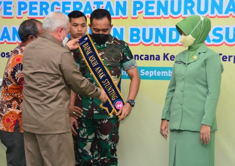 22 Gubernur Kaltim Kukuhkan Pangdam VI/Mlw dan Ketua Persit KCK Daerah VI/Mlw Sebagai Bapak dan Bunda Asuh Anak Stunting PROKALTIM