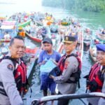 Peduli Dampak Kenaikan BBM, Polda Kaltim Gelar Baksos Kepada Nelayan di Perairan
