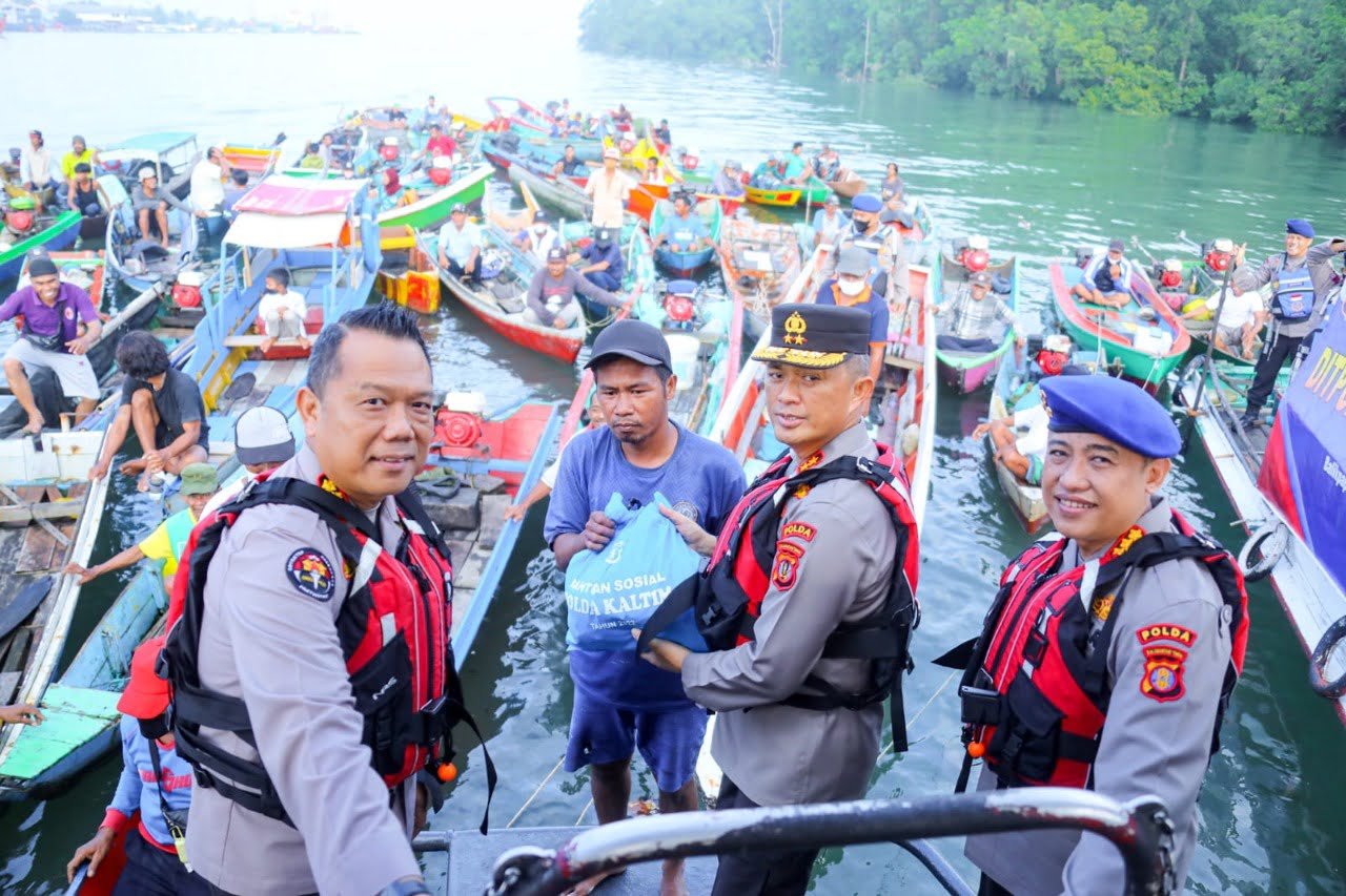 Peduli Dampak Kenaikan BBM, Polda Kaltim Gelar Baksos Kepada Nelayan di Perairan