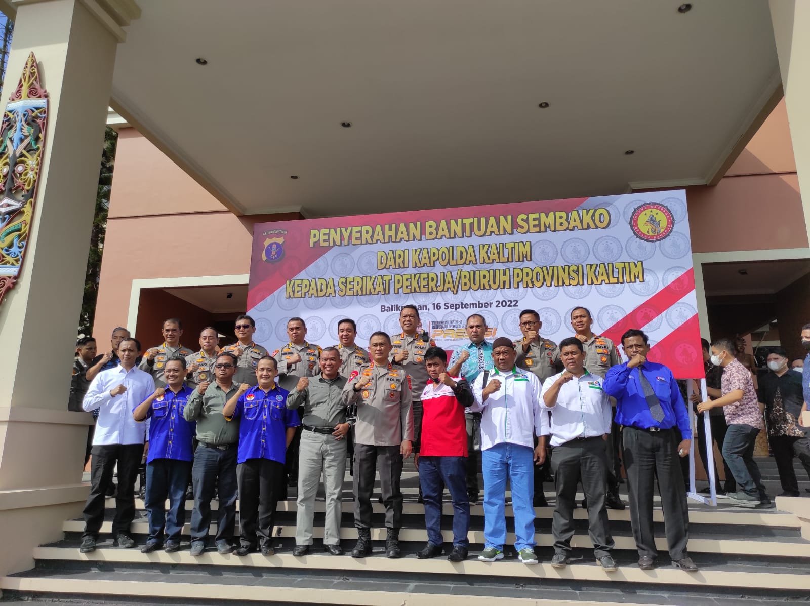 Polda Kaltim Berikan Bantuan 1.000 Paket Sembako Kepada Buruh yang Terdampak Kenaikan BBM