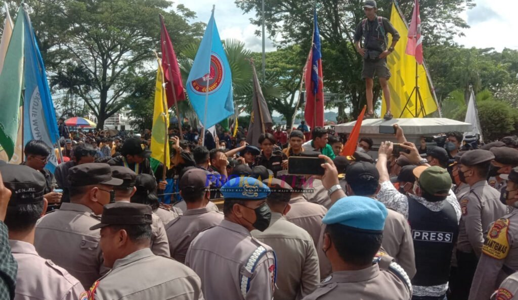 InShot 20220906 142800276 700 Personel TNI/Polri Amankan Aksi Tolak Kebaikan BBM PROKALTIM