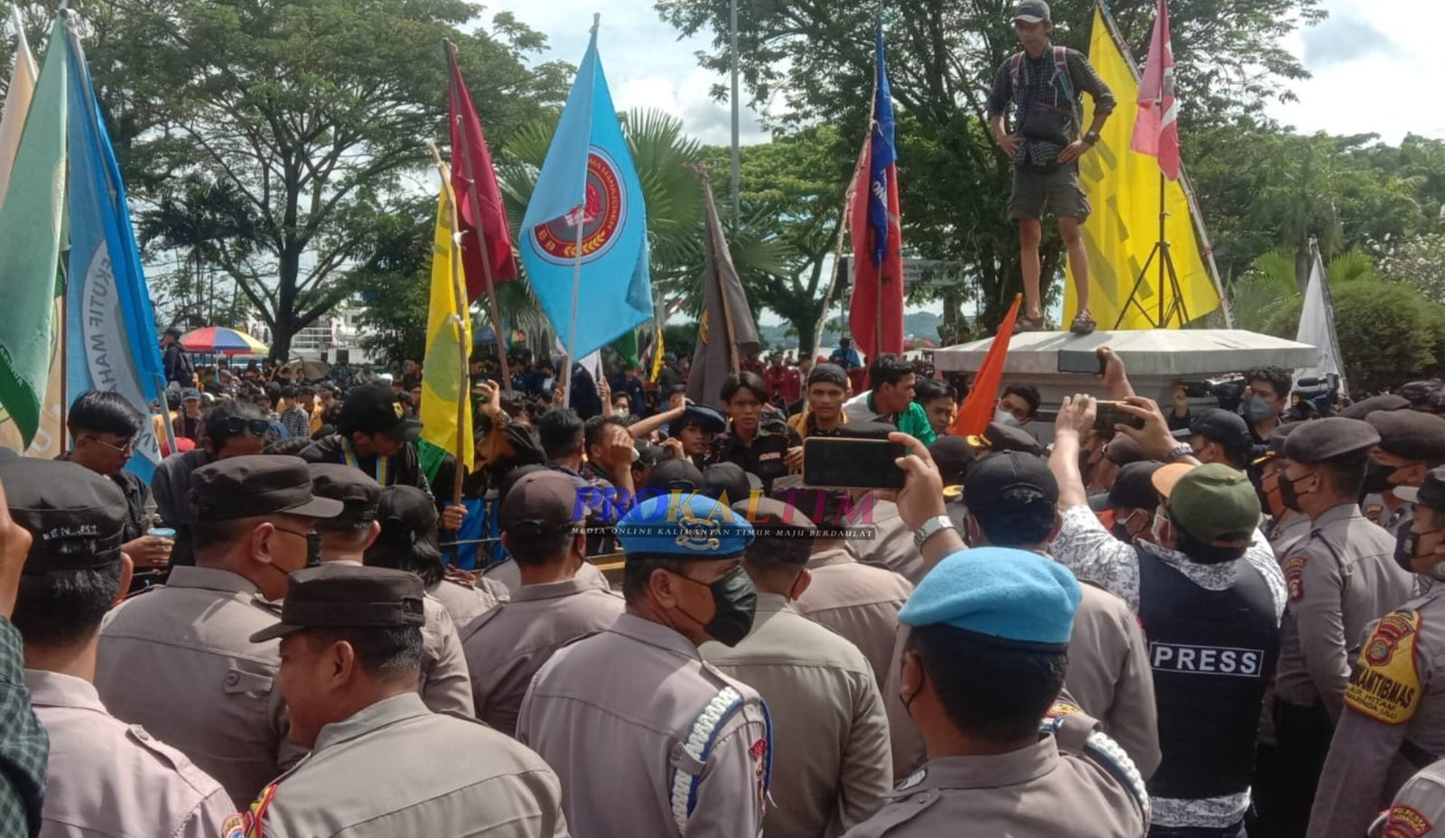 InShot 20220906 142800276 scaled 700 Personel TNI/Polri Amankan Aksi Tolak Kebaikan BBM PROKALTIM