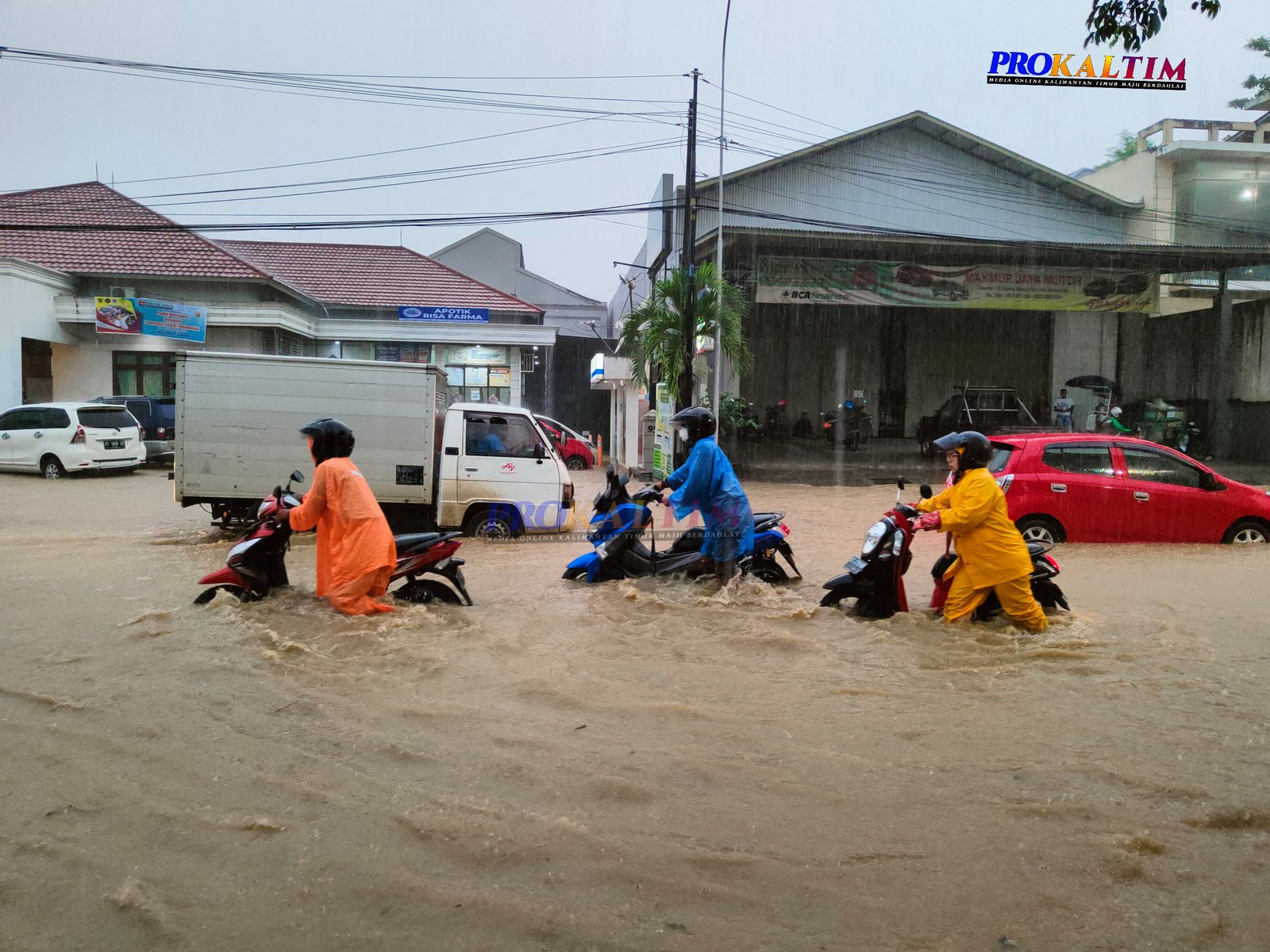 Breaking News!!! Hujan Deras di Samarinda, Arus Lalulintas Lumpuh Akibat Banjir