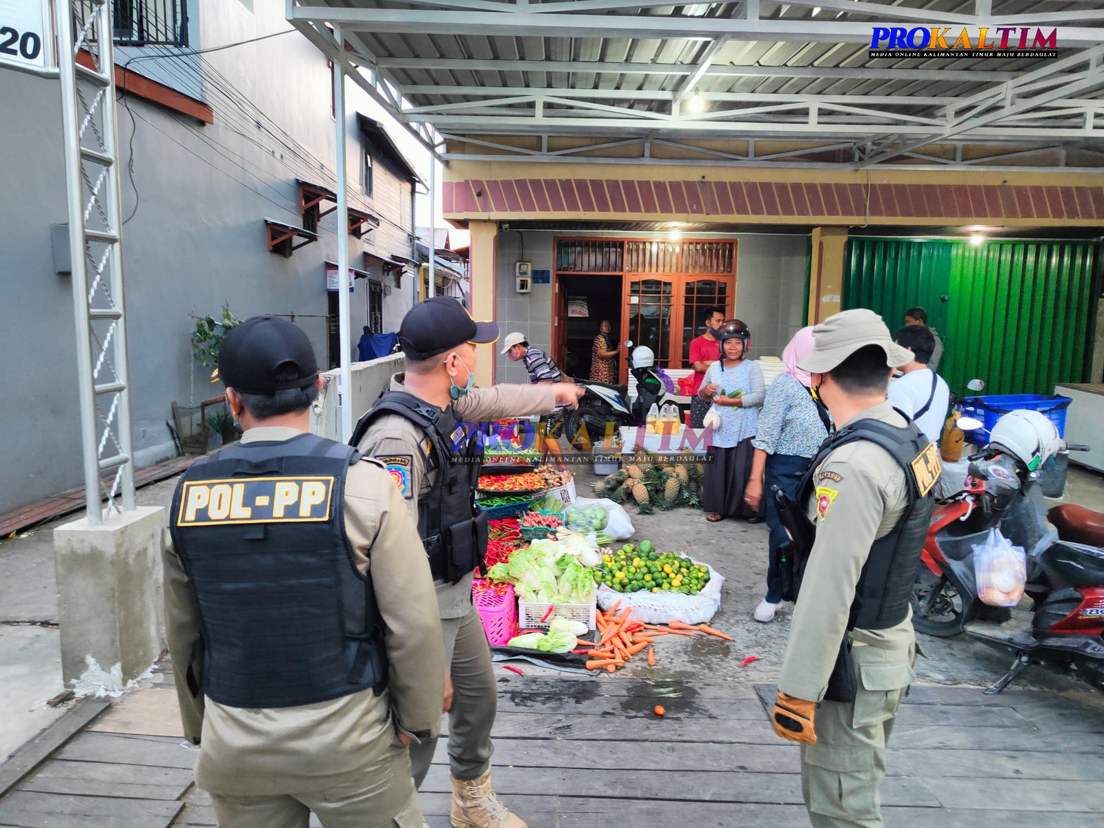 Satpol PP Tertibkan PKL dan Parkir Liar di Jelawat Samarinda, Darham: Kita Upayakan Persuasif dan Edukatif Terlebih Dahulu