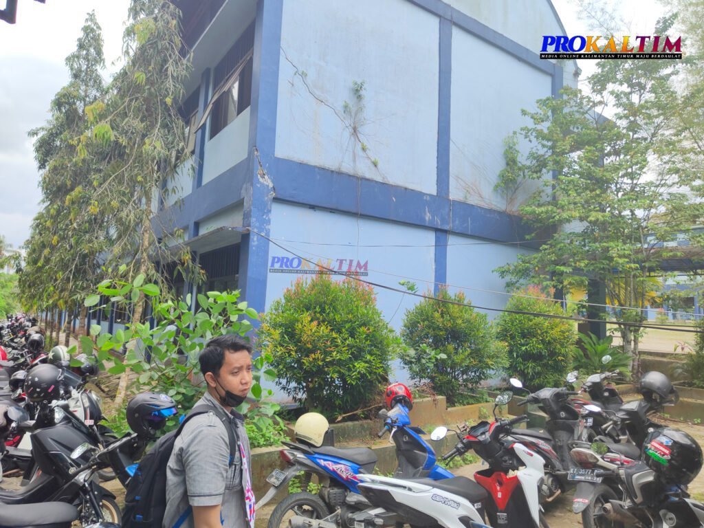 InShot 20220929 184333511 Bangunan Sekolah Nyaris Ambruk , 216 Siswa Belajar Diluar Kelas PROKALTIM