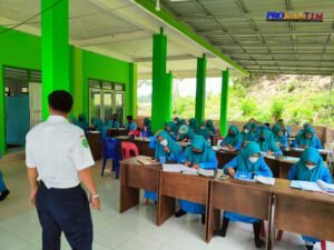InShot 20220929 184427011 1 Bangunan Sekolah Nyaris Ambruk , 216 Siswa Belajar Diluar Kelas PROKALTIM
