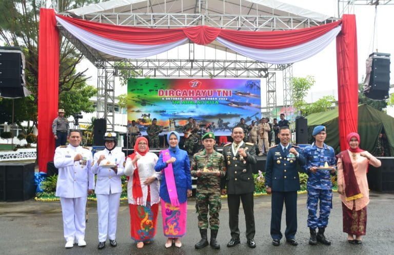 20221006 115010 Pangdam Beri Kejutan Umroh Prajurit Berprestasi PROKALTIM