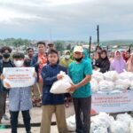 Sekolah Alam Balikpapan Bersama Rumah Zakat Salurkan Bantuan Sembako Korban Kebakaran Gunung Polisi