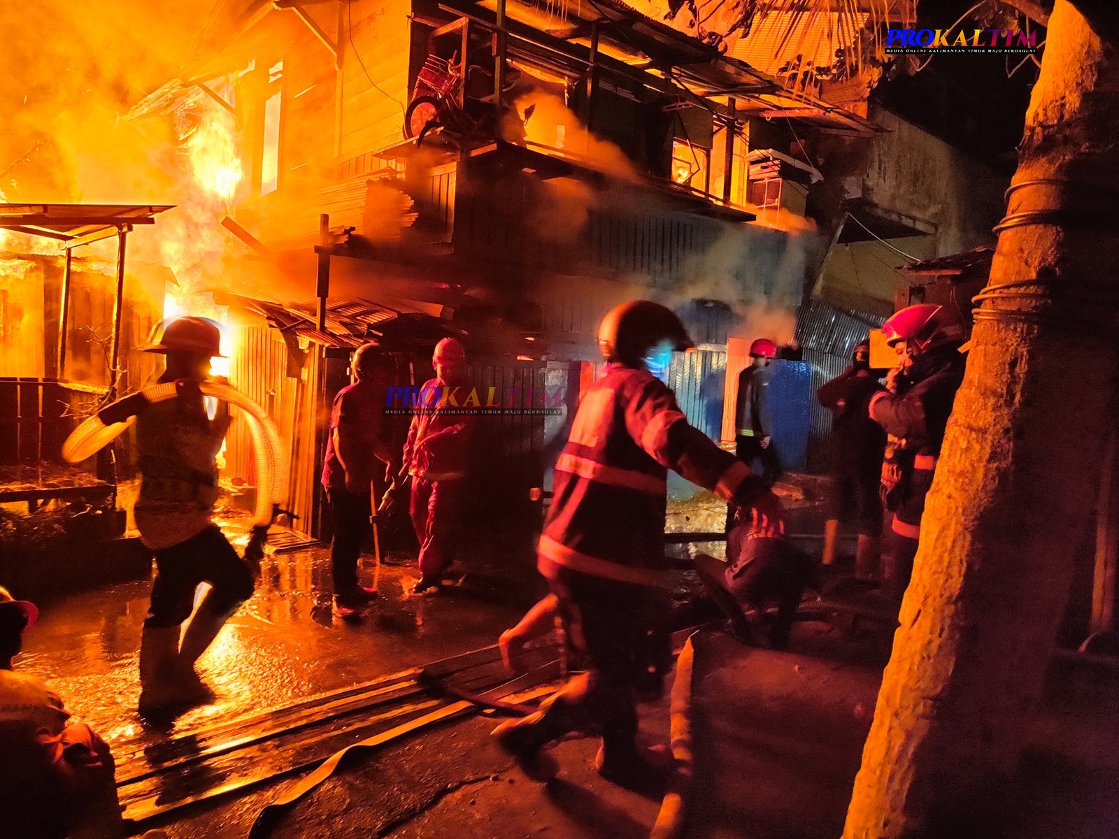 Breaking News: Kebakaran di Biawan Samarinda, Puluhan Rumah Terbakar