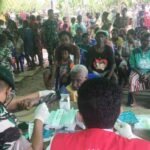 Satgas Yonif Raider 600/Modang Lakukan Pengobatan dan Pembagian Nutrisi Gratis untuk Masyarakat