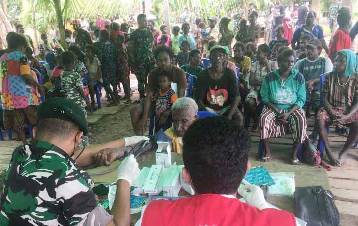 Satgas Yonif Raider 600/Modang Lakukan Pengobatan dan Pembagian Nutrisi Gratis untuk Masyarakat