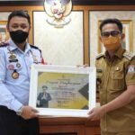 Kepala Imigrasi Balikpapan Peroleh Penghargaan Pelayanan Keimigrasian dari Wali Kota Balikpapan