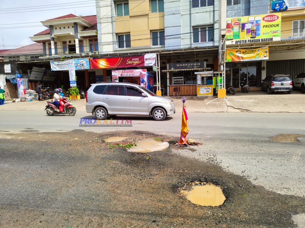 InShot 20221122 080240095 Waspada Jalan Bekas Galian PDAM, Pengaspalan Segera Dilakukan PROKALTIM