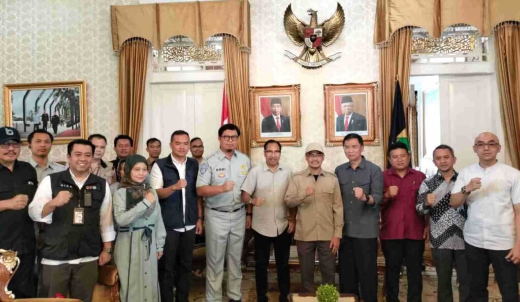 a300f692 709b 498f b879 6fd3e4d21bba Jasa Raharja bersama Satgas Bencana BUMN Gotong Royong Bantu Masyarakat Korban Gempa Cianjur PROKALTIM