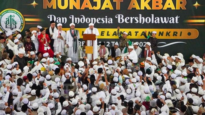 Habib Rizieq Hadir. Puluhan Ribu Orang Hadiri Reuni 212. Anies Tidak Diundang