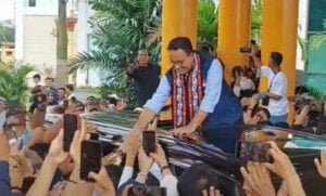 Masyarakat Aceh Tumpah Ruah Sambut Anies di Bandara SIM Blang Bintang Bergerak Menuju Masjid Raya Bikin Merinding. Anies Disambut Ribuan Masyarakat Aceh PROKALTIM