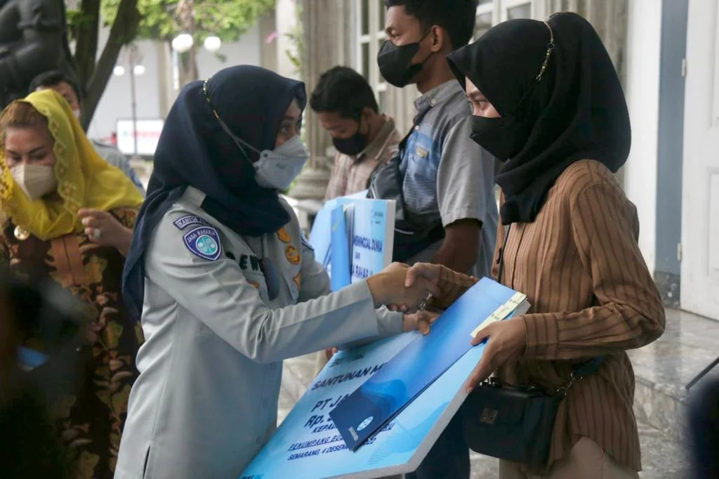 WhatsApp Image 2022 12 06 at 10.22.23 Wujud Manifestasi Negara, Jasa Raharja Serahkan Santunan Korban Kecelakaan Bus di Magetan PROKALTIM