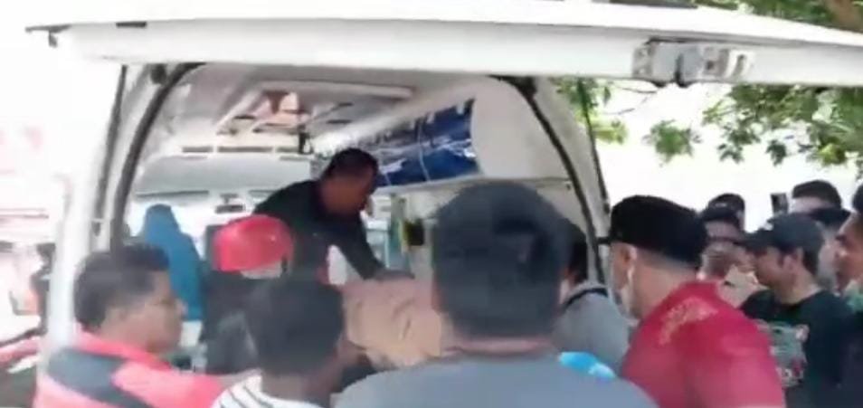 Seorang Pekerja Tersengat Listrik Tegangan Tinggi Saat Ngecat Di Pasar Baru