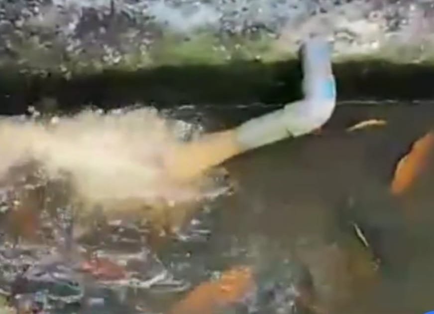 WhatsApp Image 2022 12 10 at 19.57.25 1 Tindaklanjut Petugas Jaringan Distribusi Terkait Pelayanan Air Mengalami Kekeruhan, Dilakukan Kegiatan Washout di Jalan Projakal PROKALTIM