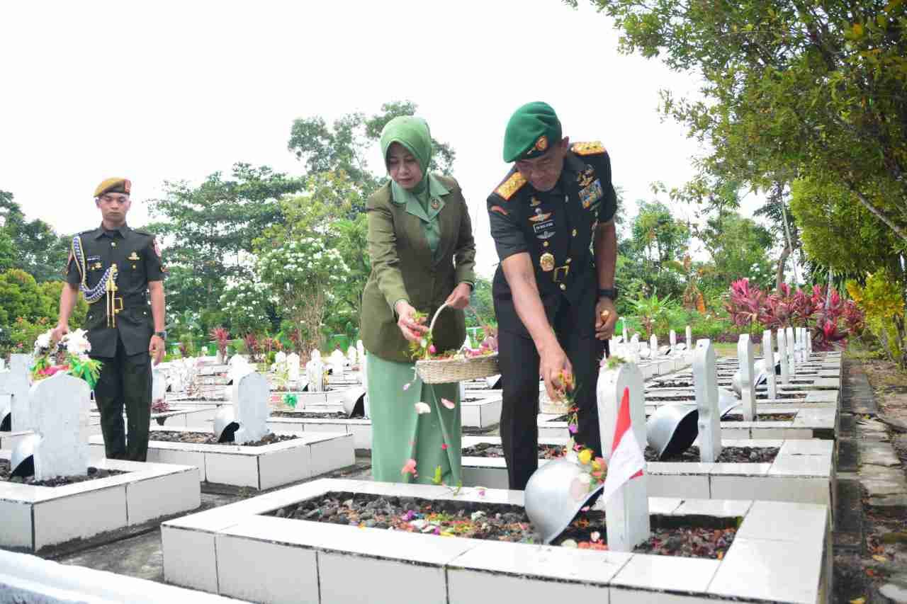 Pangdam VI/Mlw Pimpin Rangkaian Peringatan Hari Juang TNI AD Tahun 2022 PROKALTIM 2 WhatsApp Image 2022 12 15 at 11.31.45 1 Pangdam VI/Mlw Pimpin Rangkaian Peringatan Hari Juang TNI AD Tahun 2022 PROKALTIM