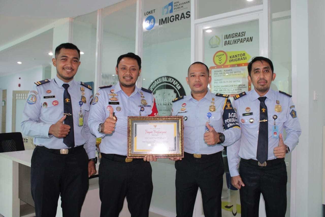 WhatsApp Image 2022 12 20 at 16.43.54 Kantor Imigrasi Balikpapan Raih Penghargaan Atas Pelayanan Terbaik di MPP Kota Balikpapan PROKALTIM