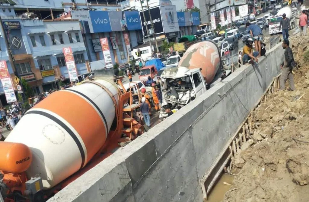 kecelakaan truk molen di muara rapak