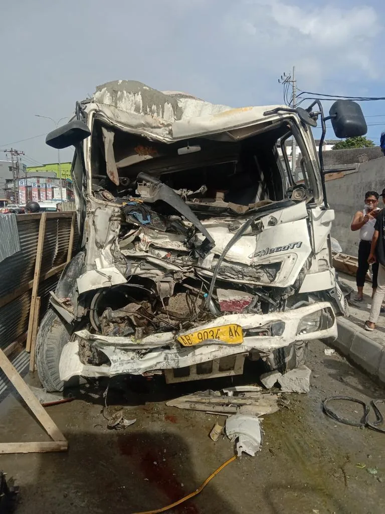 kecelakaan truk molen di muara rapak