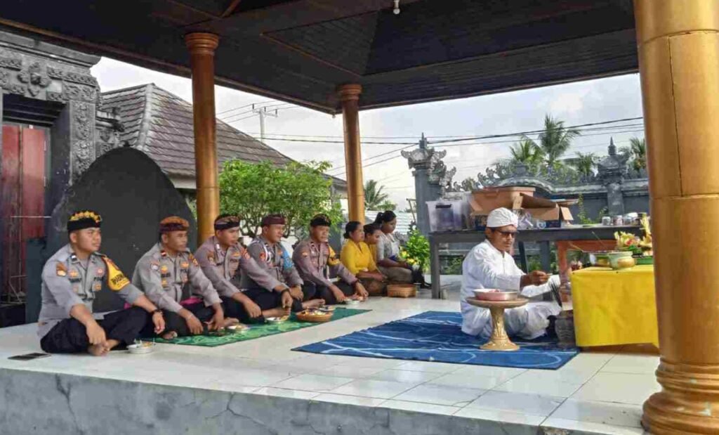 Hari Raya Siwaratri, Anggota Polri Polda Kaltim dan Polres Jajaran yang Beragama Hindu melaksanakan Persembahyangan Bersama