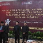 KPU Balikpapan Melantik dan Pengambilan Sumpah Petugas PPS Balikpapan
