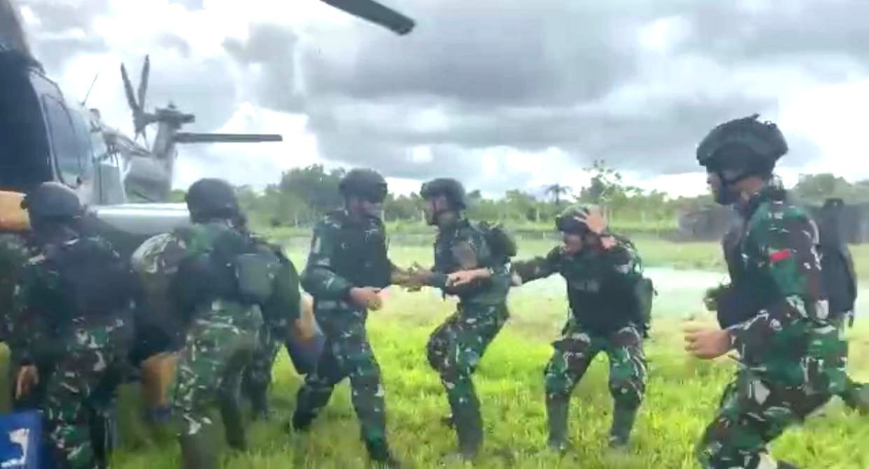 WhatsApp Image 2023 01 31 at 10.42.05 Setelah 14 Bulan Ditinggal Mengungsi, Prajurit Mulawarman Berikan Harapan Baru di Distrik Suru-Suru PROKALTIM