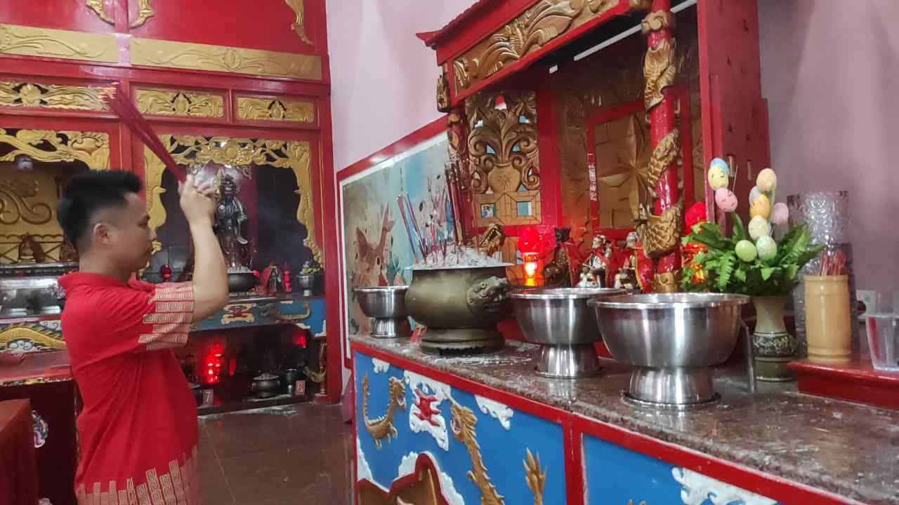 Warga Tionghoa Rayakan Ulang Tahun Klenteng Guang De Miao, Hadirkan Pertunjukan Barongsai