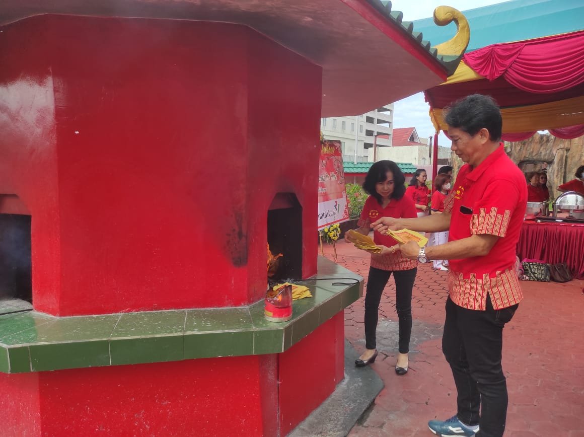 Warga Tionghoa Rayakan Ulang Tahun Klenteng Guang De Miao, Hadirkan Pertunjukan Barongsai