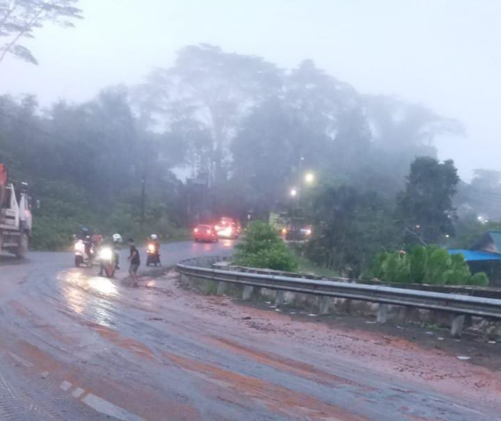 Minyak Sawit Tumpah Ruah di Jalan Poros Samarinda – Bontang