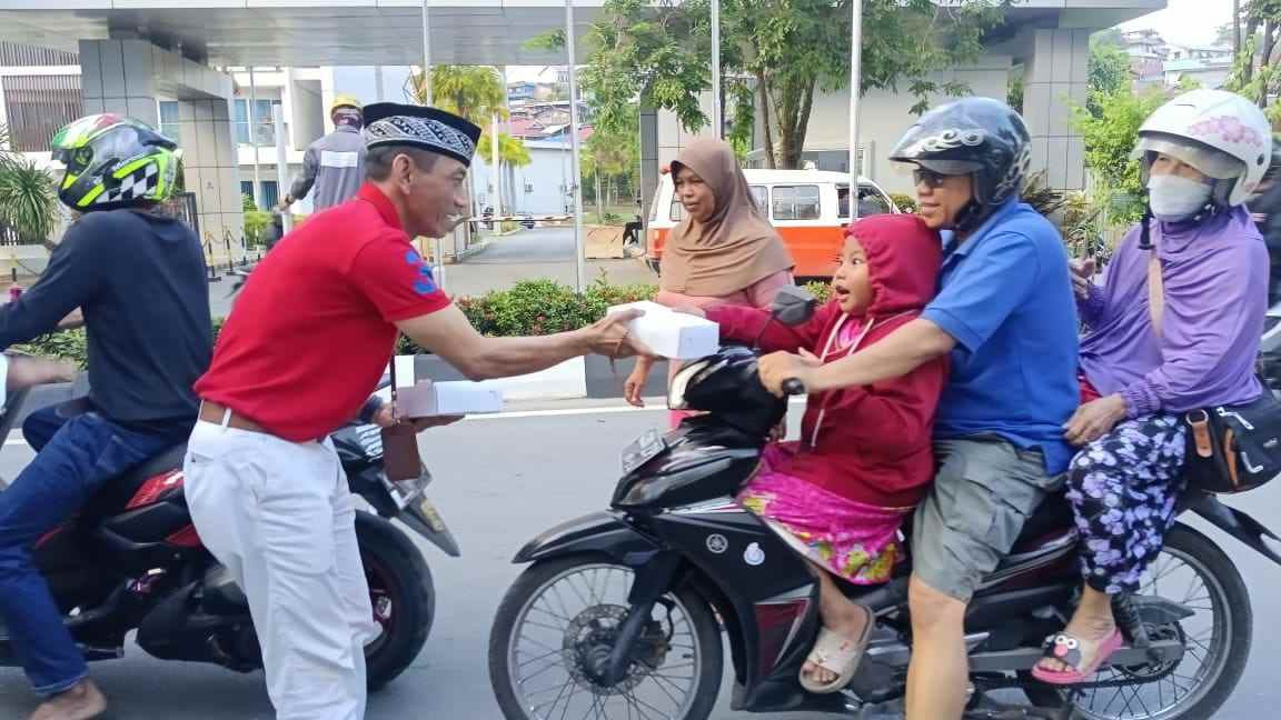 Hari ke Sembilan Ramadan, Blue Sky Hotel Berbagi 750 Takjil Gratis untuk Masyarakat