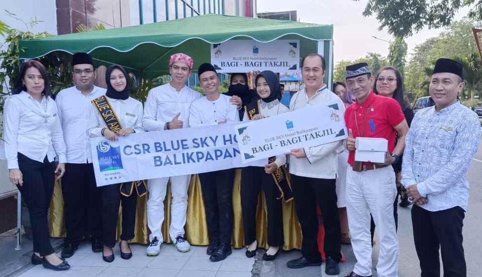 Hari ke Sembilan Ramadan, Blue Sky Hotel Berbagi 750 Takjil Gratis untuk Masyarakat
