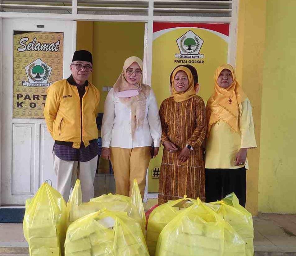 Momentum Ramadhan merupakan waktu yang tepat untuk lebih meningkatkan ketakwaan dan meningkatan amaliyah antar sesama, seperti halnya yang dilakukan anggota DPRD Kota Balikpapan, Hj Kasmah dalam mengisi bulan yang penuh berkah ini dengan berbagi makanan berbuka puasa