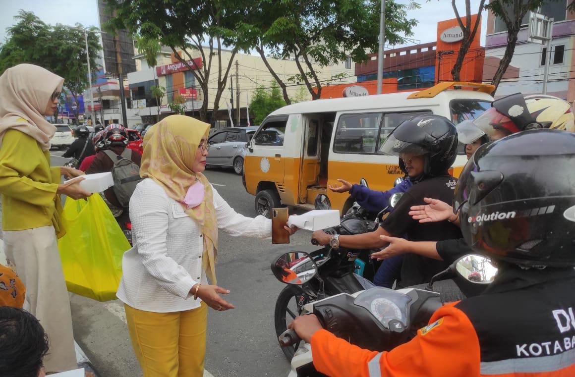 Hari ke-11 Ramadhan, Anggota DPRD Balikpapan Hj Kasmah Berbagi Takjil Gratis untuk Masyarakat