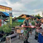 Ramadhan di Fayit, Danpos Letda Inf Gilang Saling Berbagi dan Memberikan Takjil untuk Masyarakat