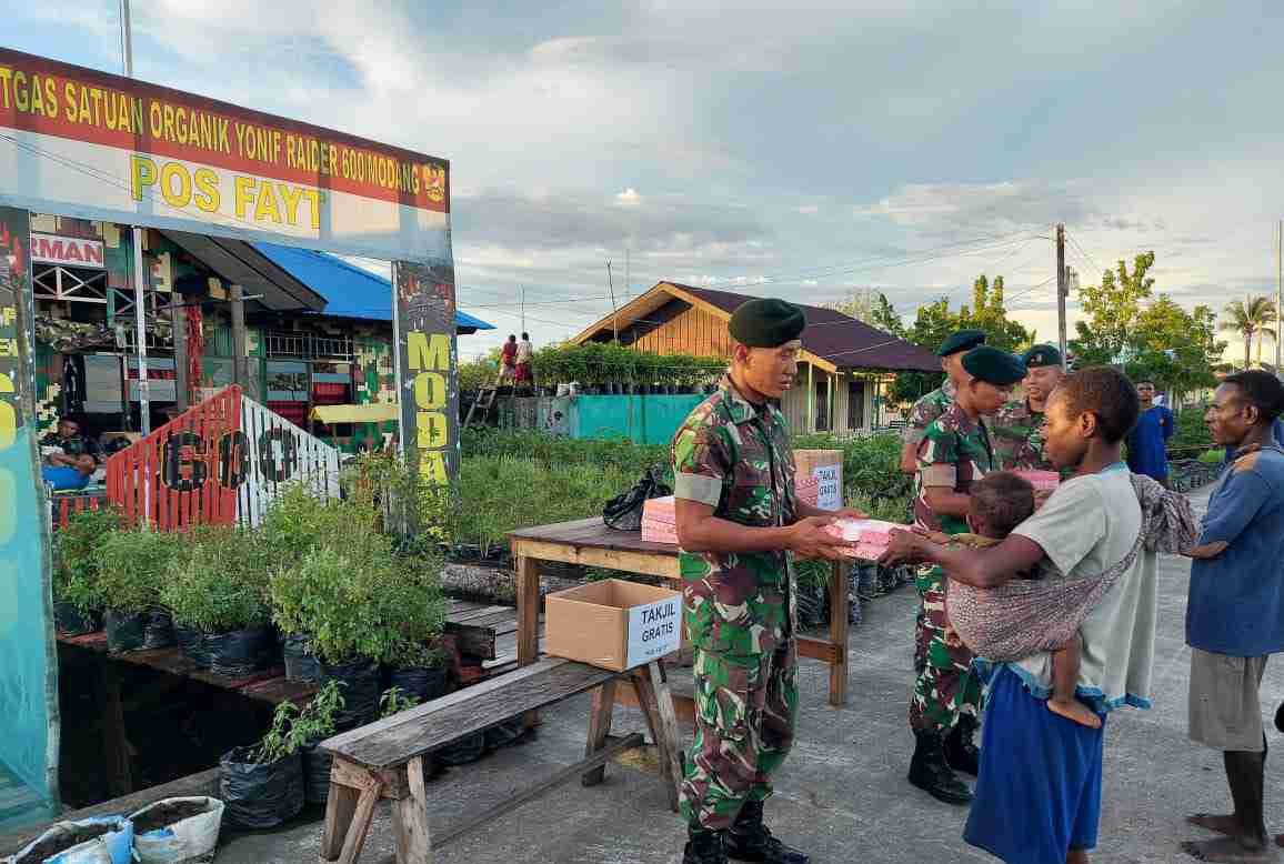 Ramadhan di Fayit, Danpos Letda Inf Gilang Saling Berbagi dan Memberikan Takjil untuk Masyarakat