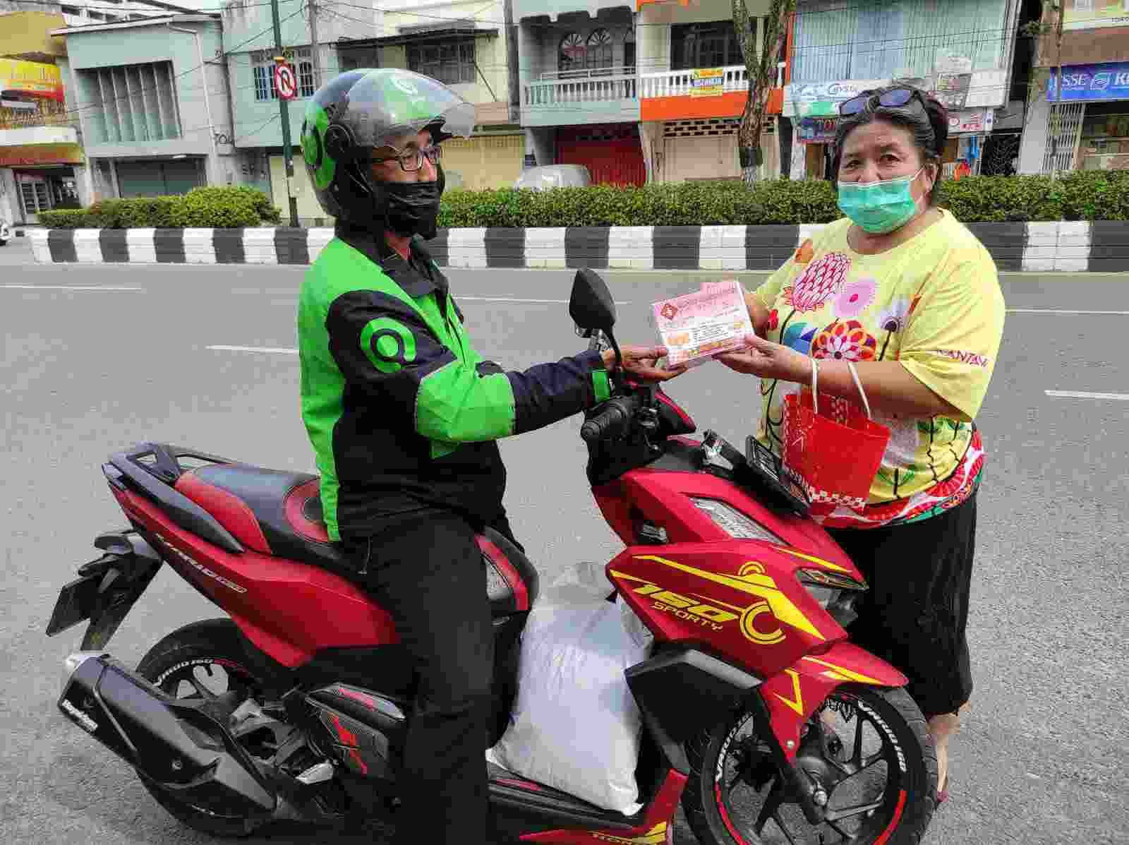 Hari ke-14 Ramadhan, Kedai Kopi Mantaw Canton Bagikan Ratusan Takjil ke Pengendara