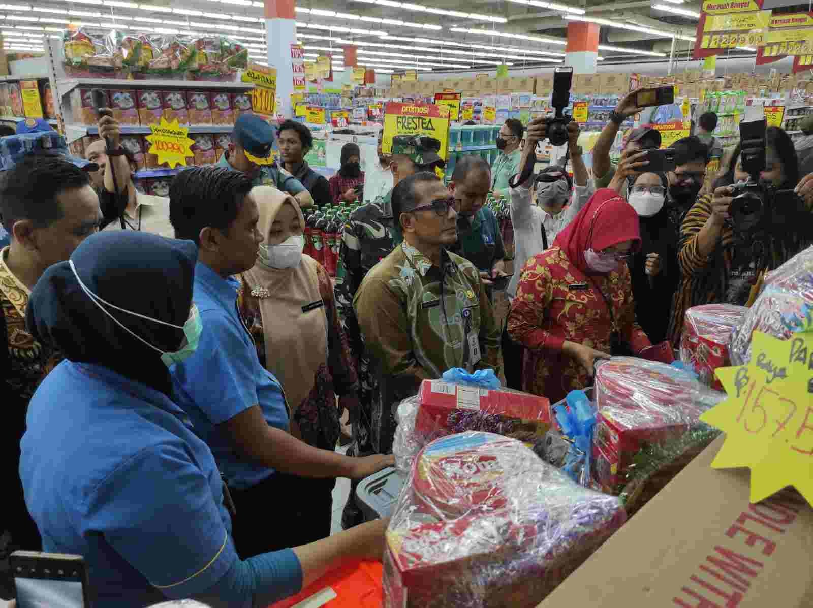 Pemkot Gelar Sidak di Pasar Pandansari dan di Hypermart, Temukan Isi Parsel Mendekati Kadaluwarsa