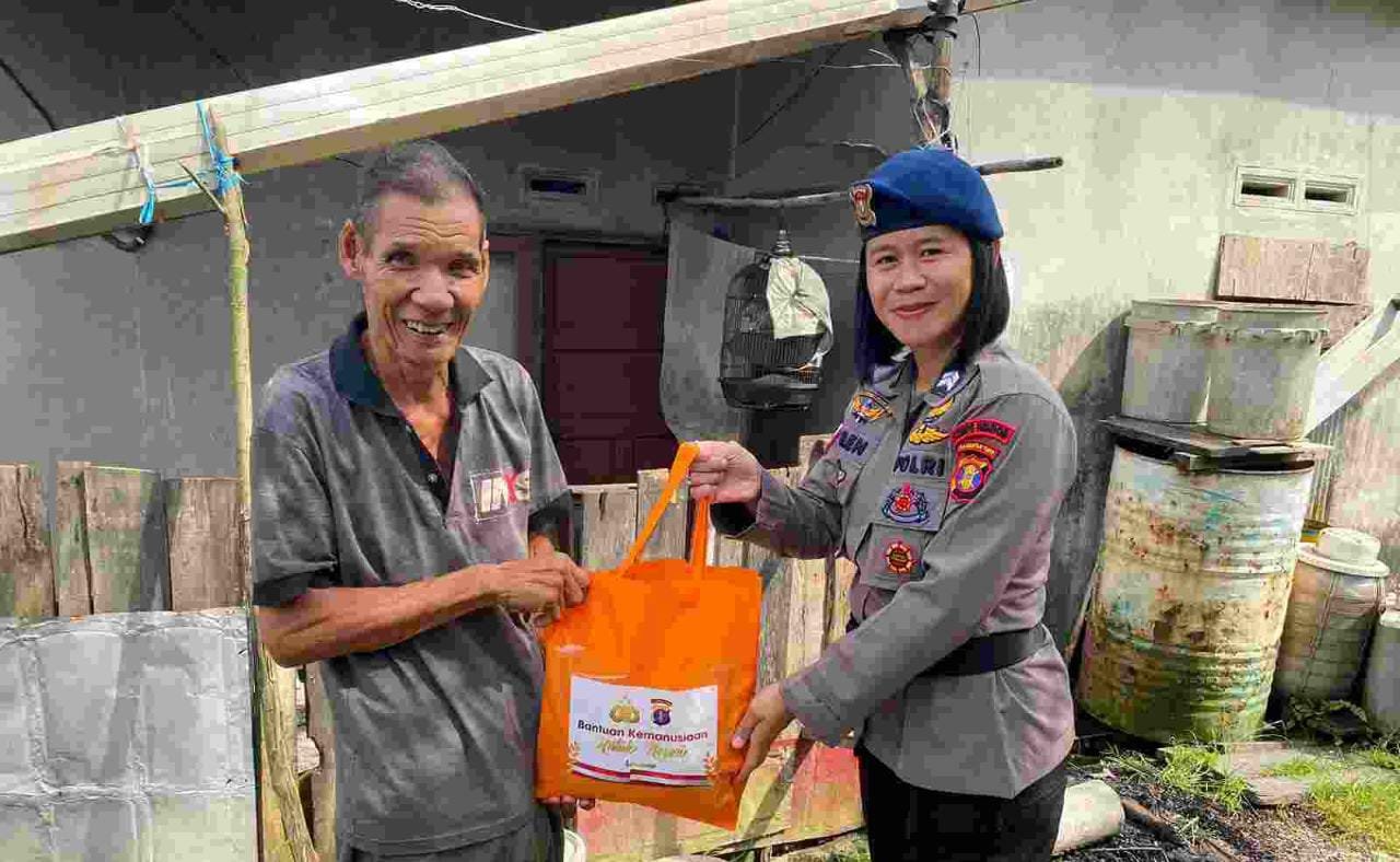 Bantuan Kemanusiaan untuk Negeri, Polwan Brimob Kaltim Berbagi Berkah Ramadhan Kepada Masyarakat