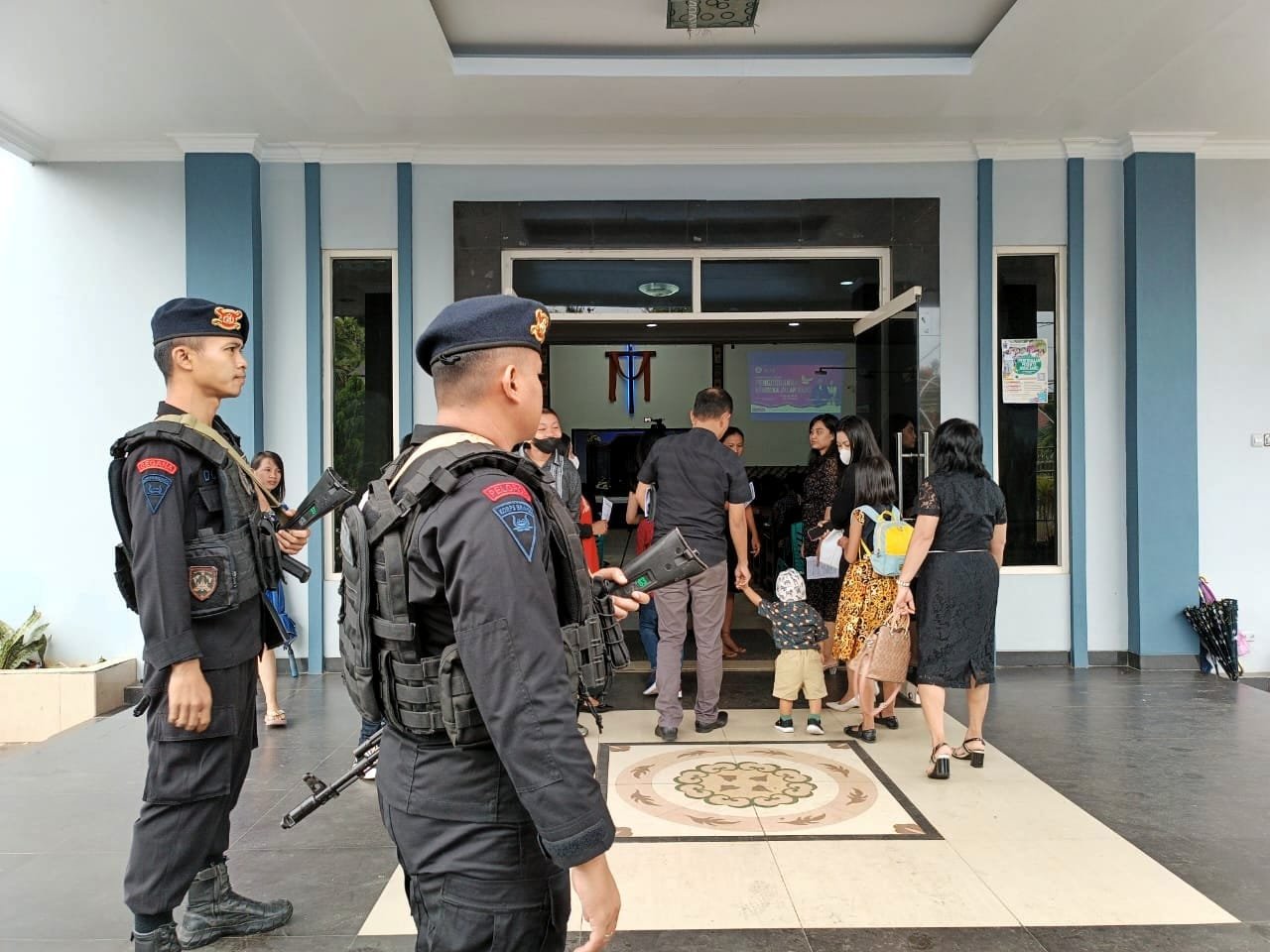 Ciptakan Rasa Aman Selama Perayaan Paskah, Brimob Kaltim Lakukan Patroli dan Pengamanan di Gereja