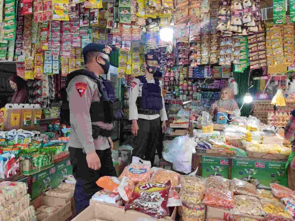Antisipasi Lonjakan Harga Sembako Jelang Lebaran, Brimob Polda Kaltim Gelar Patroli Pasar