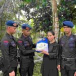 Bantu Warga Terdampak Kenaikan Harga Bapokting, Brimob Kaltim Distribusikan Bantuan Kemanusiaan Untuk Negeri