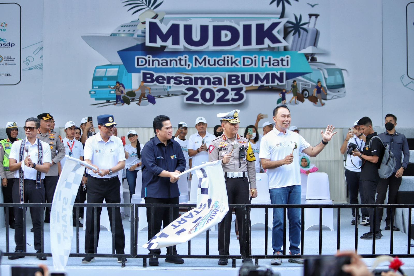 Menteri BUMN Bersama Menteri Perhubungan Lepas Ribuan Pemudik BUMN dari GBK